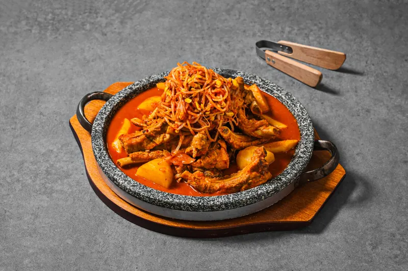 나무 받침 위에 올린 돌판 김치 등갈비찜 전체 모습