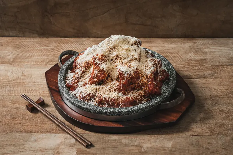 젓가락과 함께 놓인 치즈 돌판 양념 등갈비구이 정면