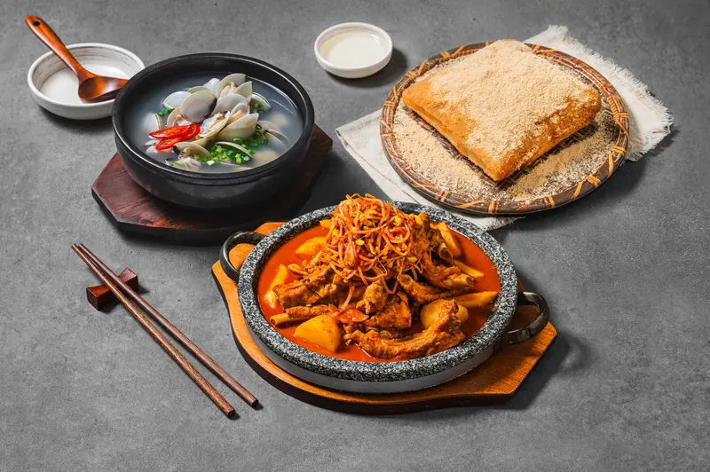 김치 등갈비찜에 백합탕과 인절미를 곁들인 한상차림