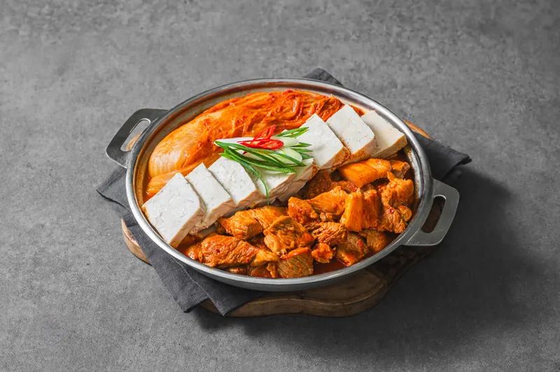 두부와 김치가 올려진 김치찌개를 위에서 본 모습