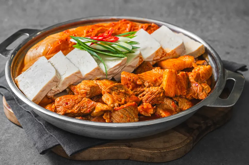 두부와 김치, 고기가 들어간 고봉당 김치찌개 냄비
