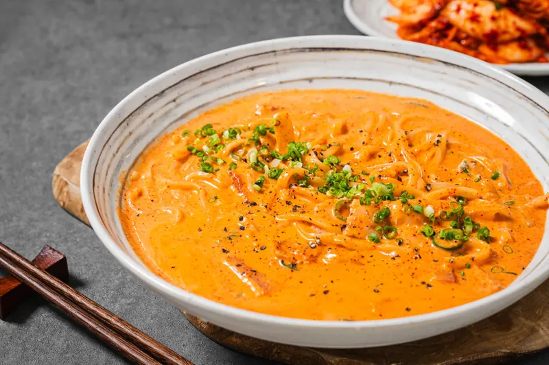 주황빛 크림 소스에 담긴 매콤크림우동