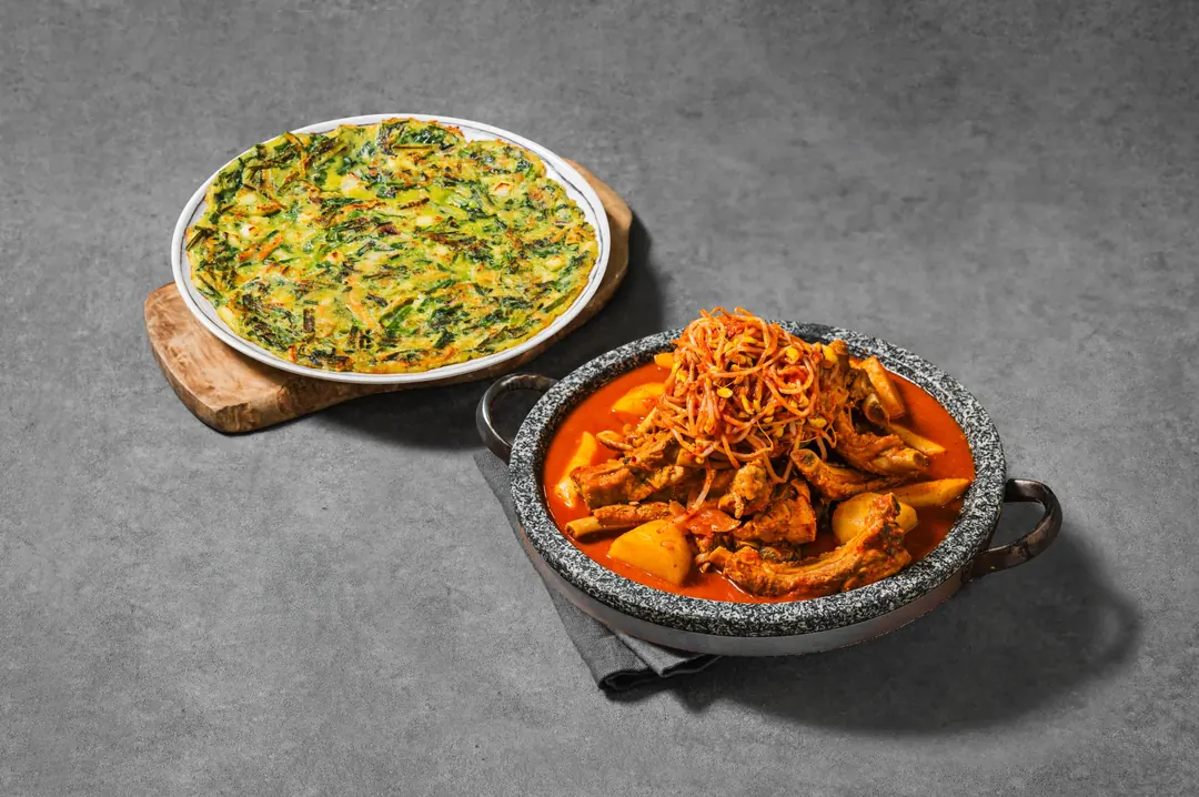 부쭈전과 돌판 김치 등갈비찜이 나란히 놓인 고봉당 한상